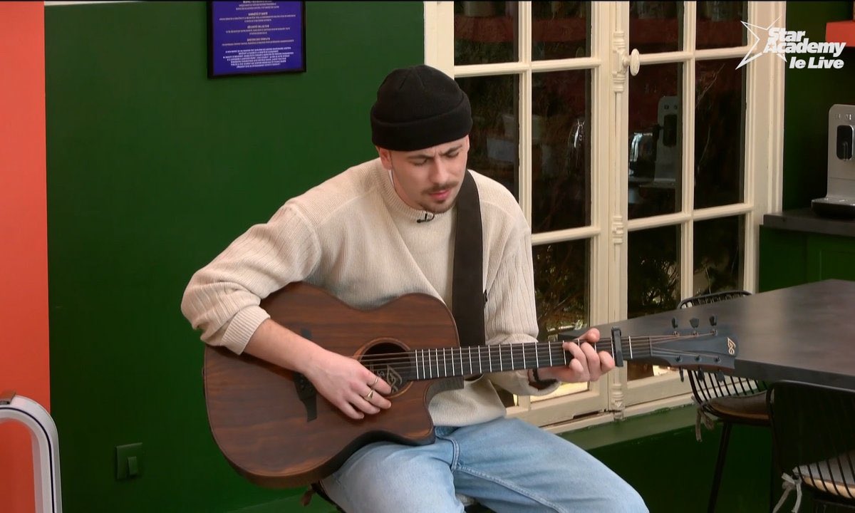 Les hommes calmes et matures avec une guitare ** 

#Staracademy