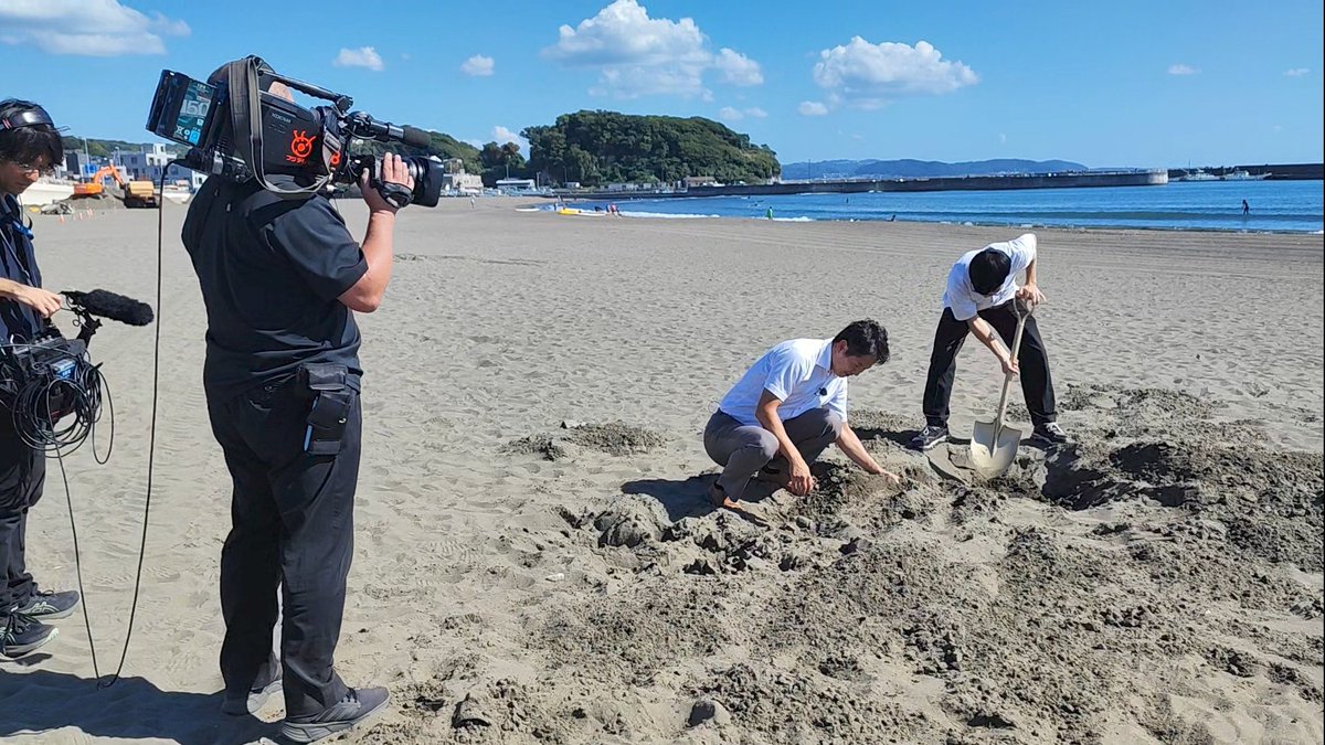 YesWhoMe's tweet photo. 【片瀬海岸でBBQ後ゴミ焼却投機】
2024/10/13(日)片瀬海岸でBBQを行っていた集団が砂浜に穴を掘りゴミを焼却し埋めたとの事。
報道番組担当の方よりライブカメラ映像提供の依頼を受け知りました。後日映像公開予定です。
■FNN プライムオンライン
https://t.co/4S5aMb6qyj
 #湘南
#江の島ライブカメラ https://t.co/17bmrYgcTu