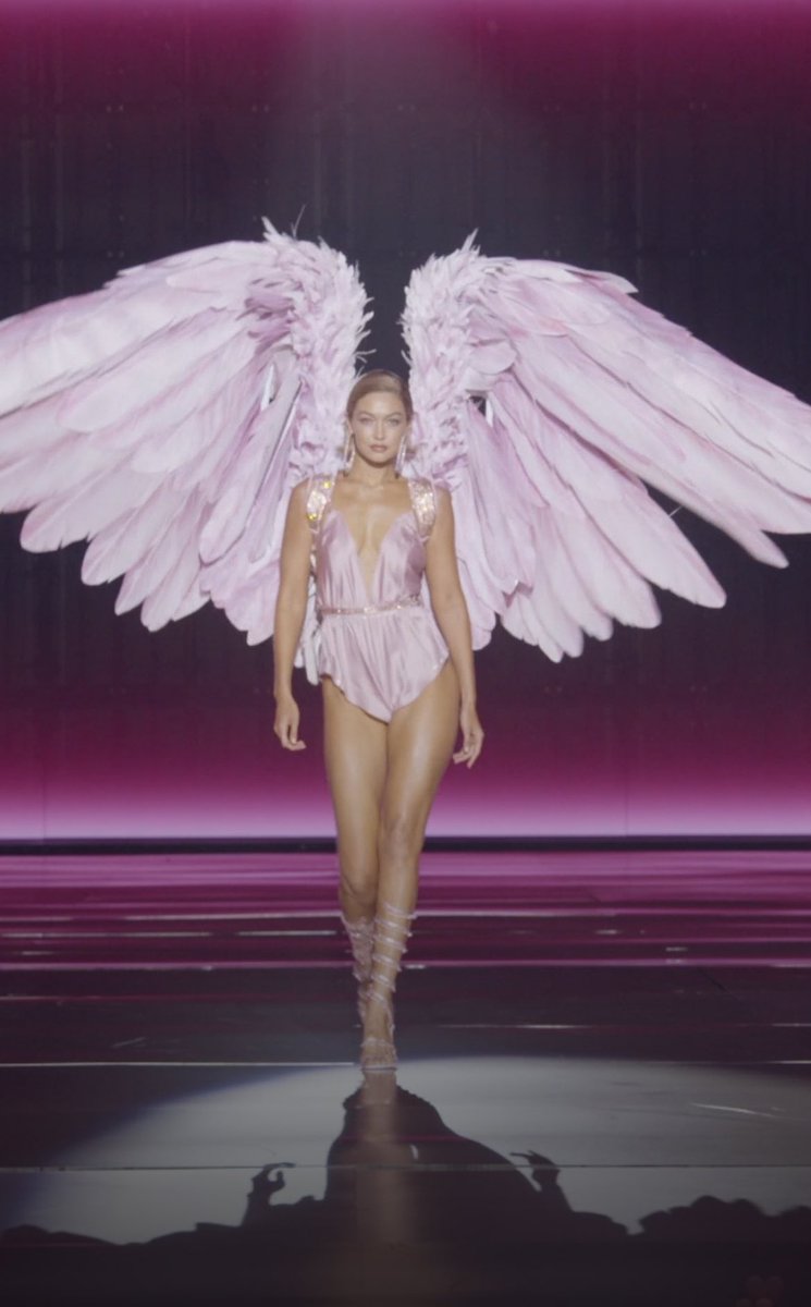GIGI HADID A ABRIR O DESFILE!