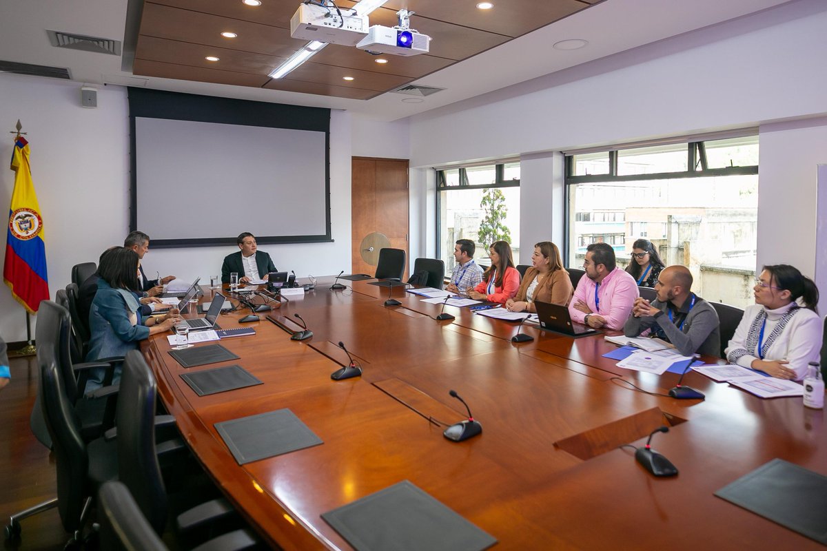 MauricioLizcano's tweet photo. En el @Ministerio_TIC escuchamos las necesidades de los pequeños y medianos prestadores de servicios de telecomunicaciones!

Personalmente solicité una reunión con sus representantes (@actcolomb) debido a los inconvenientes presentados con los pagos de WOM hacia los proveedores, dada la reorganización de los pasivos de la empresa que se tramitan en la supersociedades.
Desde ya trabajamos en soluciones para que en cualquier caso no sufran los pequeños y los medianos prestadores, y poder resolver su situación rápidamente.