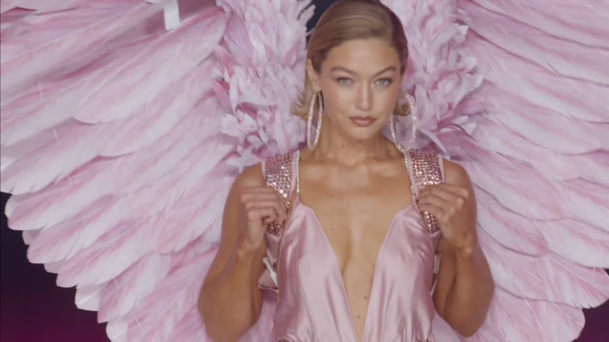 marklercel's tweet photo. A GIGI HADID ABRIU O DESFILE AAAAAAAA
#VSFashionShow https://t.co/i7tyQzTh99