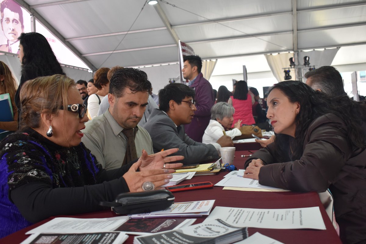 CDMXConsejeria's tweet photo. La Consejera Jurídica @EreCruzvillegas y su equipo de director@s generales brindaron orientación personalizada a ciudadan@s, en la segunda jornada de "Zócalo de Gobierno Ciudadano", encabezado por la Jefa de Gobierno @ClaraBrugadaM.

#CapitalDeLaTransformacion https://t.co/Iu40nwNFTw
