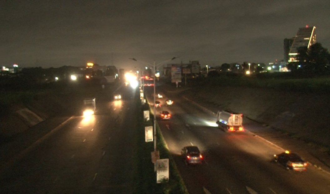 ghanamunsemsem_'s tweet photo. None of the streetlights in Accra works. People are dying from accidents everyday because of Accra is dark, no streetlight!, meanwhile 3% levy is paid by consumers of ECG to service these streetlights. How many people should die before these lights are fixed?! @ECGghOfficial https://t.co/HqyZnCSDev