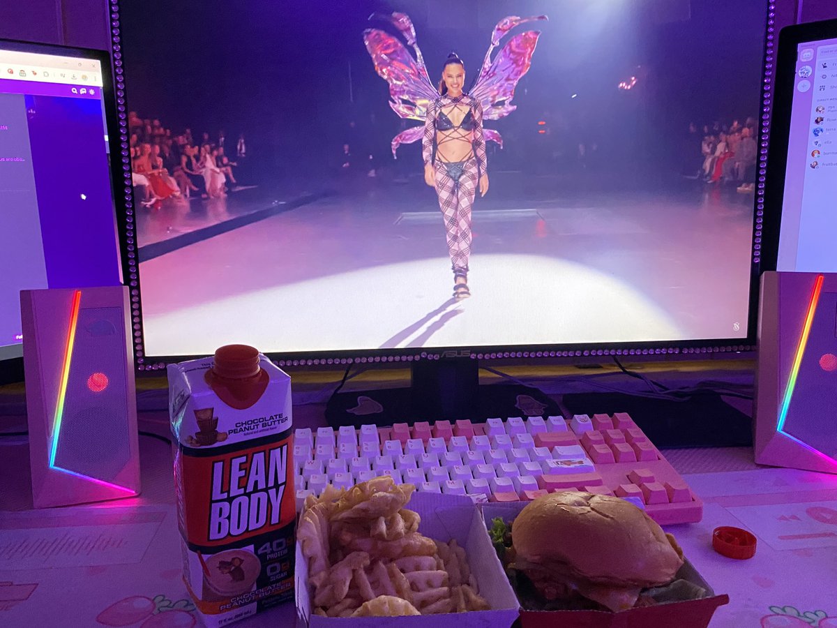 ScytheBelle's tweet photo. I’m literally crying #VSFashionShow2024 https://t.co/kQH7Y6lfMT