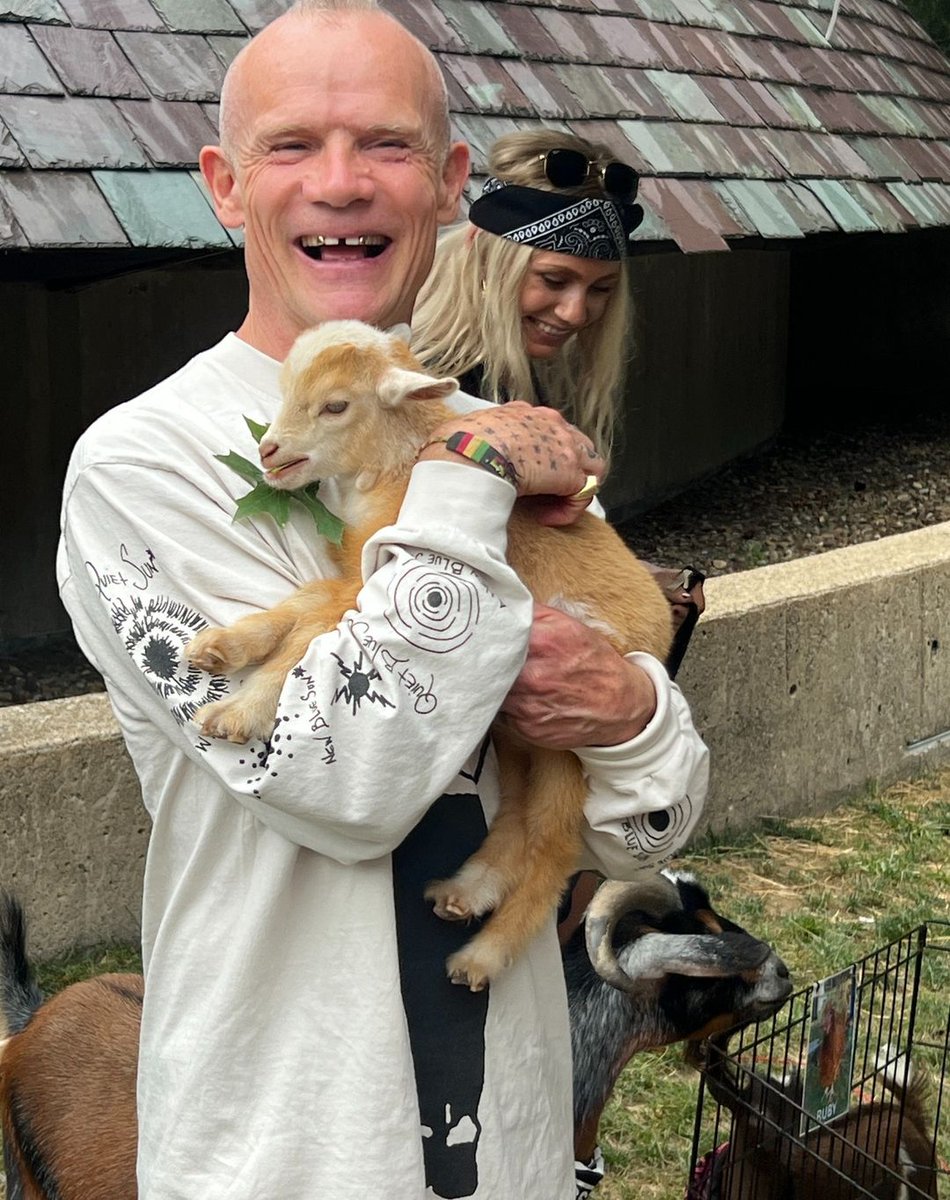 rocknrollgarag1's tweet image. Happy 62 birthday to the amazing Red Hot Chili Peppers bassist Flea!