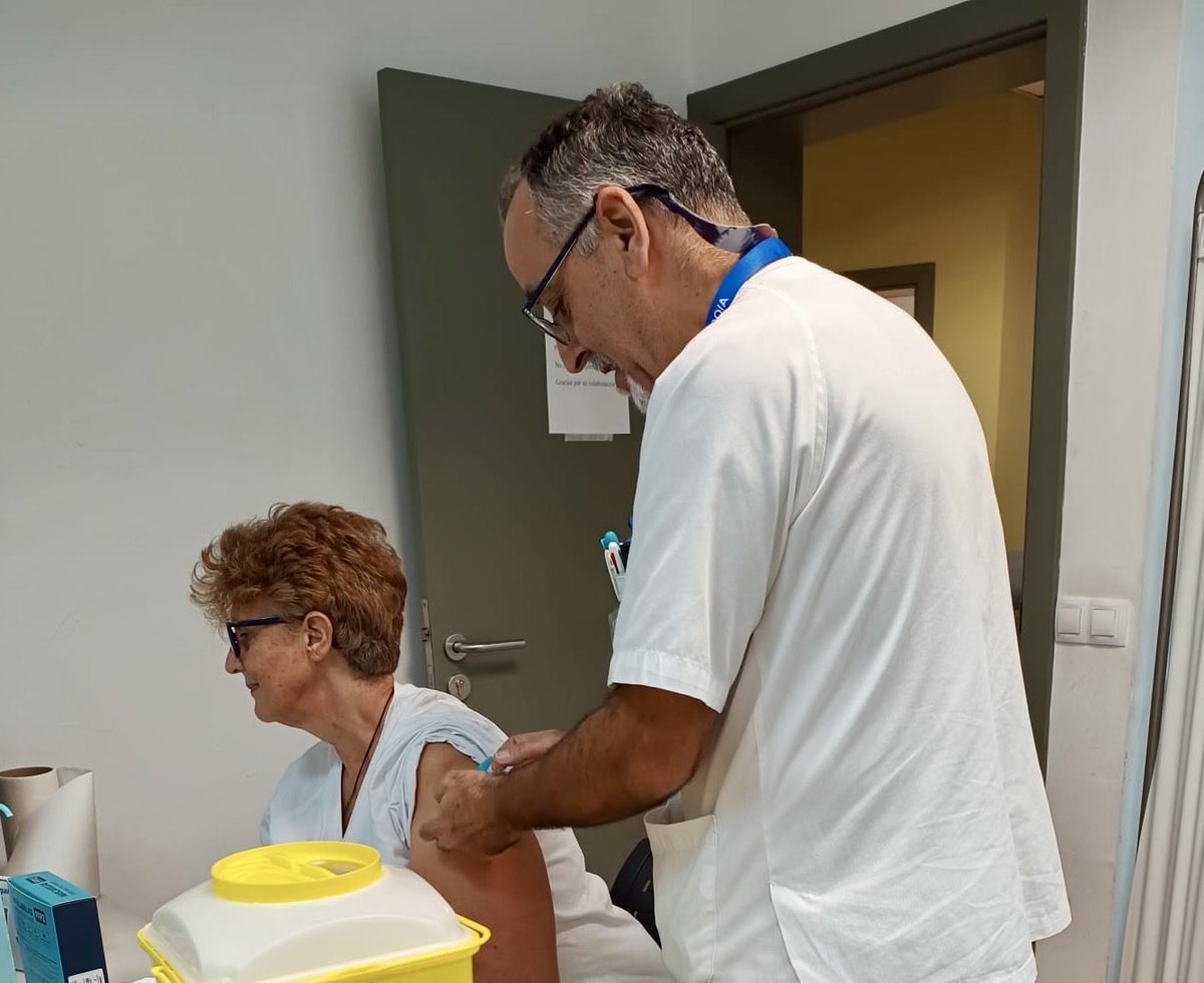 Los Realejos ya con la campaña de vacunación “Para cuidar, antes cuídate tu”.Pide cita al 012 #CampañaGripeCovid #Realejosvacunate #promociondelasaludrealejos ⁦<a href="/angelesdiazmed1/">angeles diaz medina</a>⁩ ⁦<a href="/AMReyesG/">Antonio M. Reyes G.</a>⁩ ⁦<a href="/HugoDR21/">Hugo</a>⁩