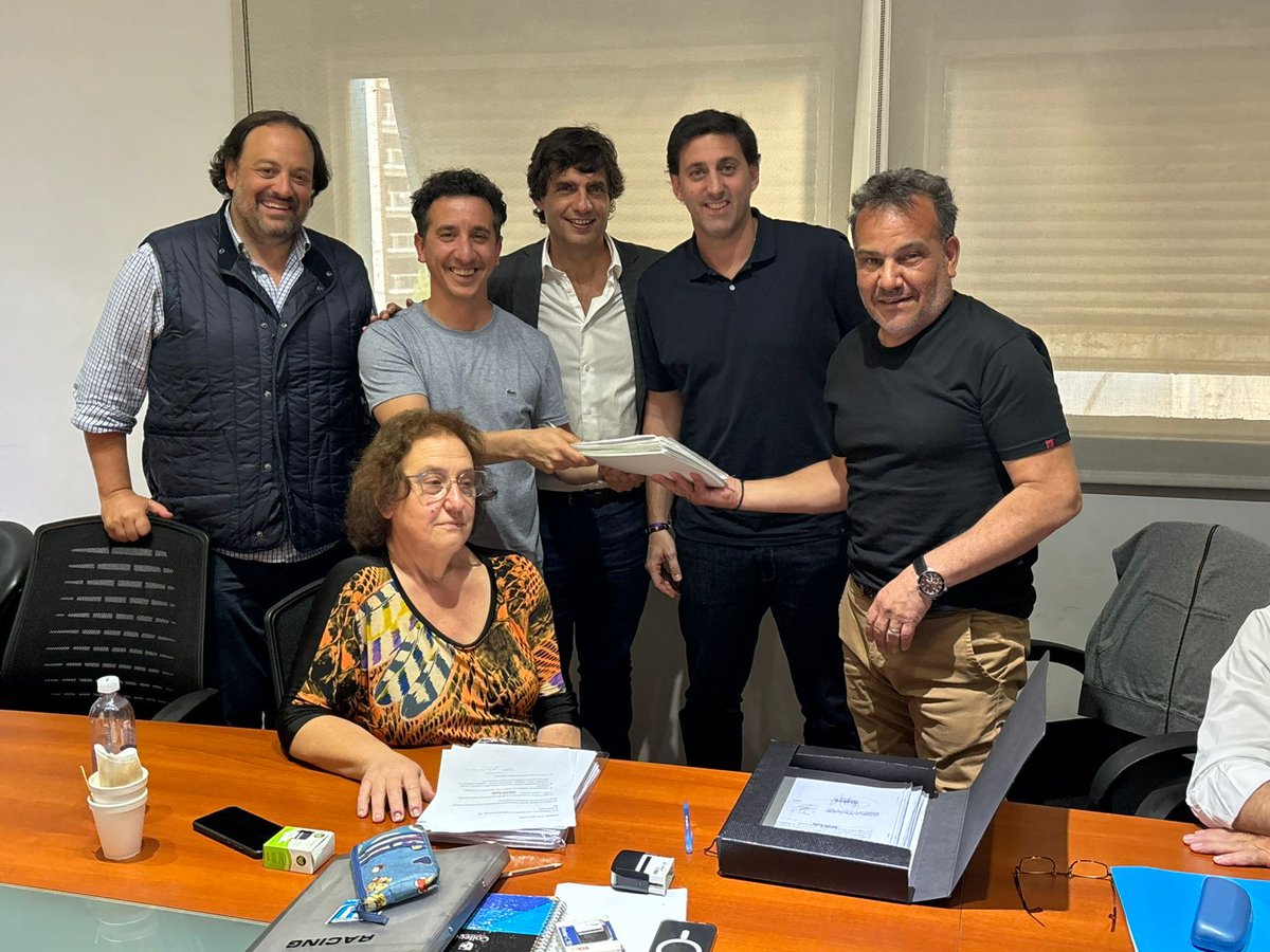 PoryParaRacing's tweet photo. ¡Llegó el día!

Presentamos la lista #RacingSueña de cara a las elecciones de nuestro amado Club.

Compartimos con emoción y felicidad este gran paso de la mano de la candidatura a presidente de Diego Milito, quien para nosotros representa el camino hacia un Racing mejor. https://t.co/oeFX7a8hEf