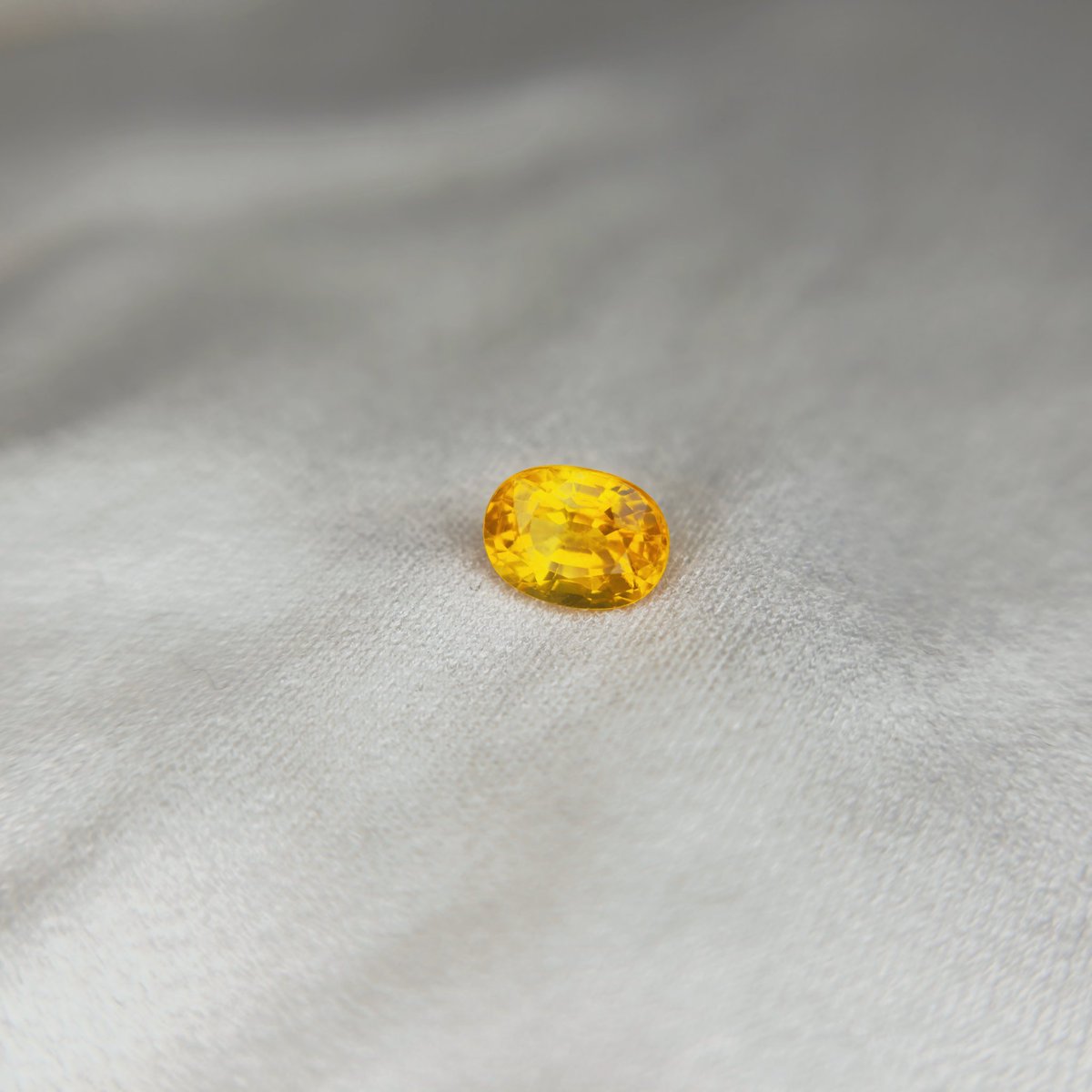 #원석마켓
1.59캐럿 옐로사파이어 / 10
바이컬러인데 사진으로는 잘 안 나오네요ㅠㅜ
쨍한 개나리색에 고도 높아서 세팅해도 예쁠 것 같아요