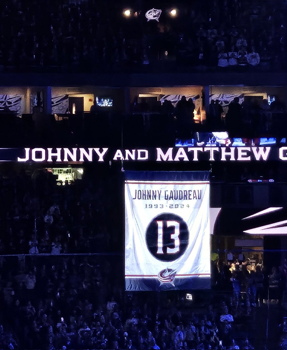 9ahC's tweet image. JOHNNY HOCKEY 👏👏👏
Thank you for believing in @BlueJacketsNHL 
Thank you for sharing his love @JaneGaudreau &amp;amp; family!
#CBJ #JohnnyHockey