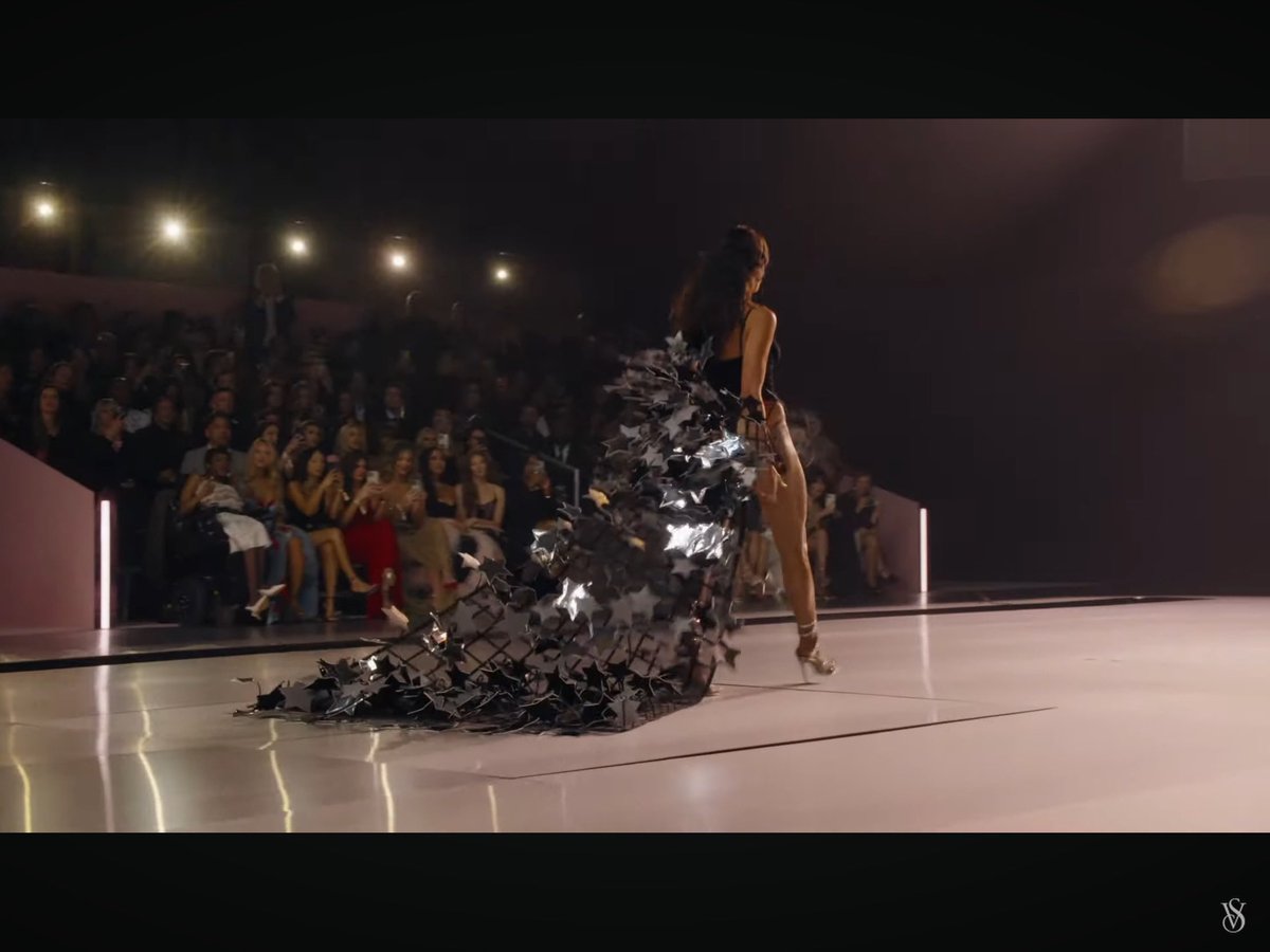 fortune__egg's tweet photo. IRINA SHAYK VSFS 2024 #VSFashionShow2024 https://t.co/kjvM39xZrR