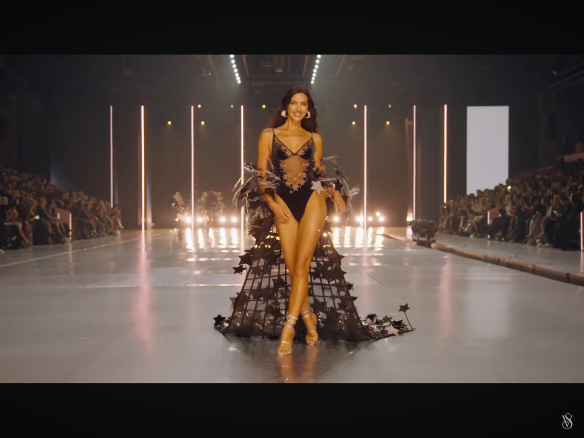 fortune__egg's tweet photo. IRINA SHAYK VSFS 2024 #VSFashionShow2024 https://t.co/kjvM39xZrR