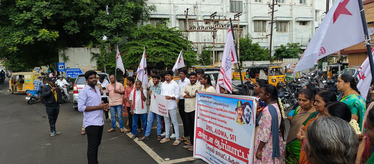 Darwin__marx's tweet photo. சாம்சங் தொழிலாளர்களுக்கு ஆதரவாகவும் அரசியலமைப்பு சட்டத்தில் வழங்கியுள்ள சங்கம் அமைக்கும் உரிமையை நிலை நாட்டுவதற்காக தமிழக அரசை கோரிக்கையை ஏற்றுக்கொள்ள கோரியும் இன்று சேலம் மாவட்டம் @SFIsalem #dyfi #aidwa சார்பாக ஆர்ப்பாட்டம் நடைபெற்றது. #CITU #standwithSamsungworkers #SAMSUNG https://t.co/AoVm03w83W
