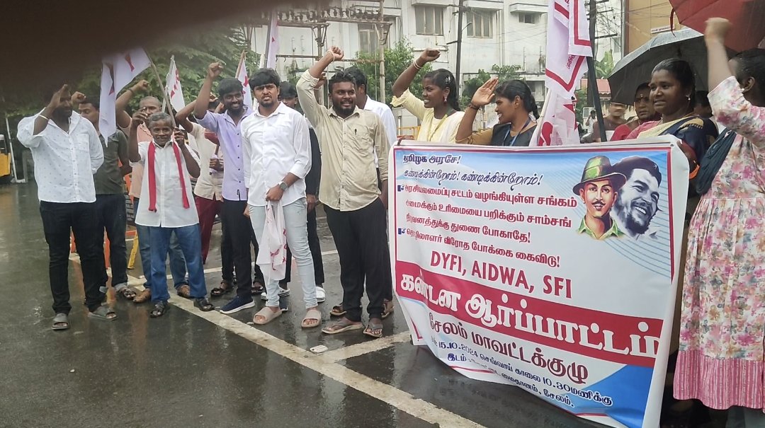Darwin__marx's tweet photo. சாம்சங் தொழிலாளர்களுக்கு ஆதரவாகவும் அரசியலமைப்பு சட்டத்தில் வழங்கியுள்ள சங்கம் அமைக்கும் உரிமையை நிலை நாட்டுவதற்காக தமிழக அரசை கோரிக்கையை ஏற்றுக்கொள்ள கோரியும் இன்று சேலம் மாவட்டம் @SFIsalem #dyfi #aidwa சார்பாக ஆர்ப்பாட்டம் நடைபெற்றது. #CITU #standwithSamsungworkers #SAMSUNG https://t.co/AoVm03w83W