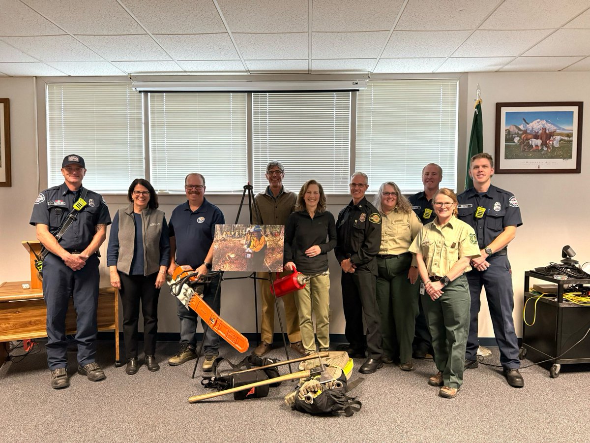 RepKimSchrier's tweet photo. Today, I joined members of @waDNR, @forestservice, @EastsideFire, @Conserve_WA, and other partners to speak on my bill, the National Prescribed Fire Act, which would invest in hazardous fuels management, improve forest health, and help combat and prevent destructive wildfires. https://t.co/nOjosUy6rm