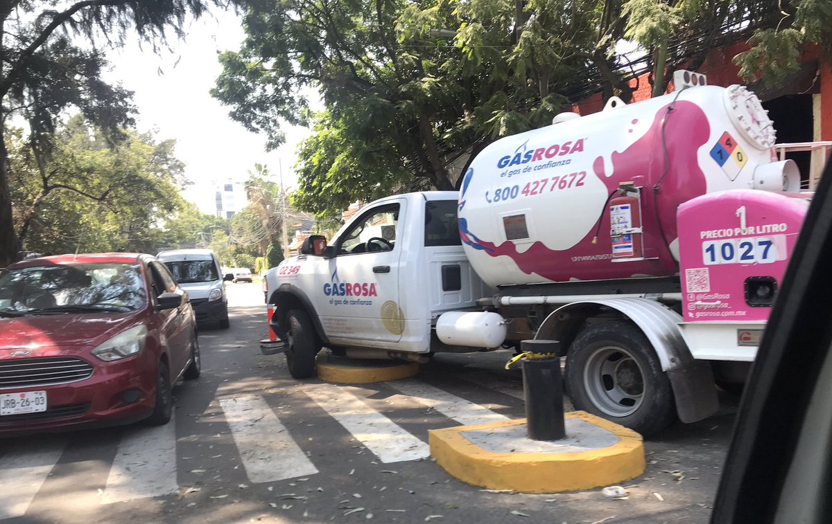 VisionDeAnalco's tweet photo. Alguien más ha notado que los de gaseras patito son auténticos ases de volante, la civilidad y el profesionalismo? Aaaah, si hubiera una dependencia que los regulara… @Trafico_ZMG @peatonesprimero @peaton_gdl @LigaPeatonal @Peaton_no @DenunciaGdl24 @ZapopanDen @JaliscoVial https://t.co/2DK6DedEC5