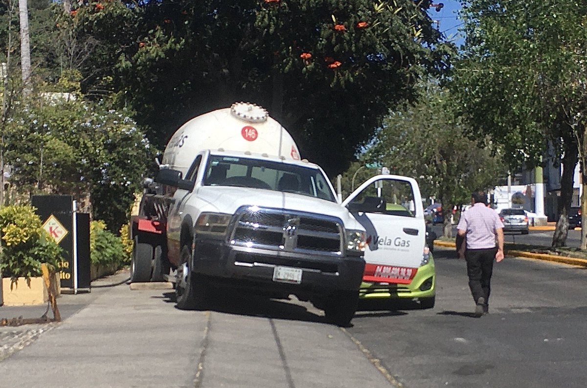 VisionDeAnalco's tweet photo. Alguien más ha notado que los de gaseras patito son auténticos ases de volante, la civilidad y el profesionalismo? Aaaah, si hubiera una dependencia que los regulara… @Trafico_ZMG @peatonesprimero @peaton_gdl @LigaPeatonal @Peaton_no @DenunciaGdl24 @ZapopanDen @JaliscoVial https://t.co/2DK6DedEC5
