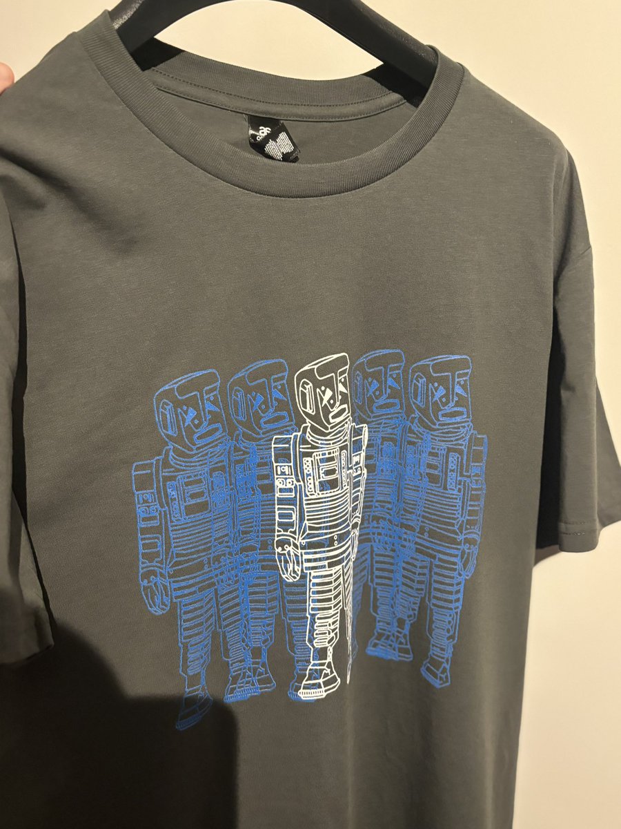 YOU TOO could own this fantastic Marvin the android T-shirt… redbubble.com/i/t-shirt/mart…