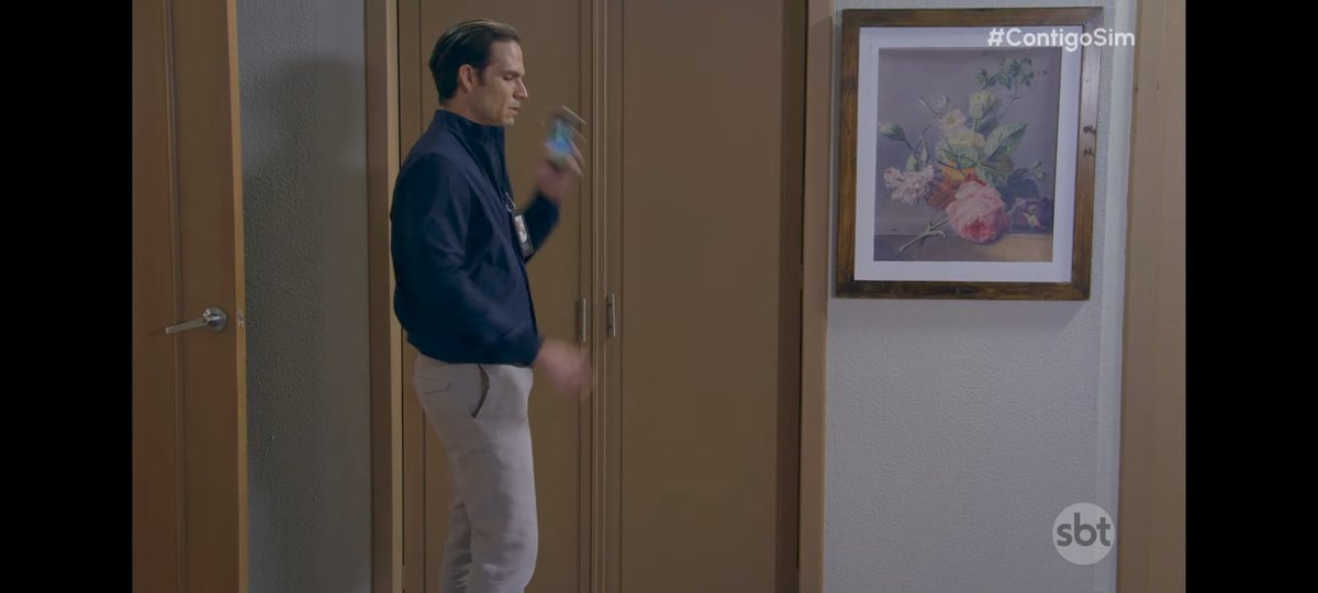 NovelasParaTS's tweet photo. Bem na hora que ia abrir o armário e dar de cara com o Félix (e possivelmente dar de cara com a morte também), o telefone tocou #ContigoSim126 https://t.co/MET3287OXu