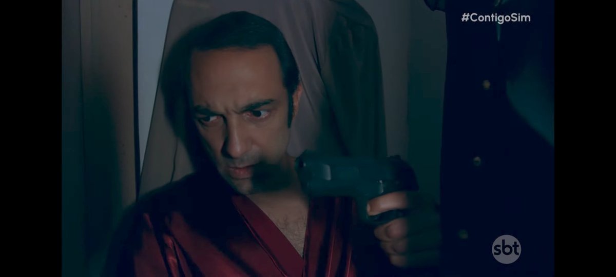 NovelasParaTS's tweet photo. Bem na hora que ia abrir o armário e dar de cara com o Félix (e possivelmente dar de cara com a morte também), o telefone tocou #ContigoSim126 https://t.co/MET3287OXu