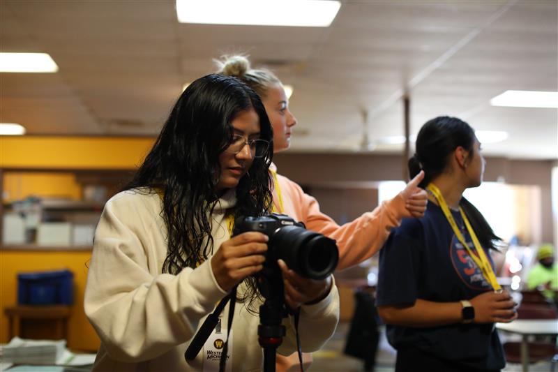 WMU_CAS's tweet image. 🔦CAS Research Spotlight: School of Communication

🎥Dr. L Lusike Mukhongo and WMU students are redefining service-learning through film and media production projects, emphasizing non-extractive and non-intrusive approaches to filmmaking.

Read more here: bit.ly/3A16Ccq