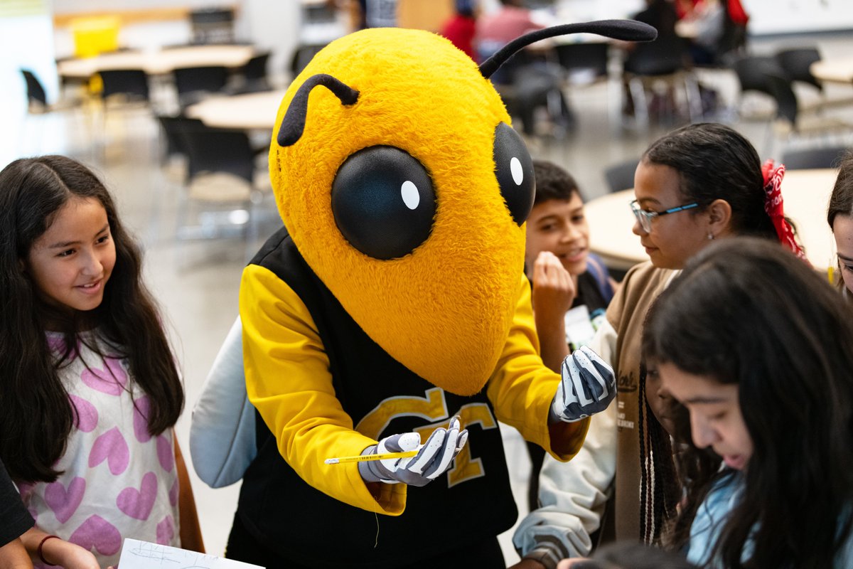GTCommRelations's tweet photo. Inspired moments from our annual Middle Grades Discover Georgia Tech event where local students engaged in hands-on STEM activities! A big thank you to our GT faculty, staff and students who encouraged these students to envision themselves as our future leaders in STEM!💡🔬 https://t.co/X6EJYe2ZmE