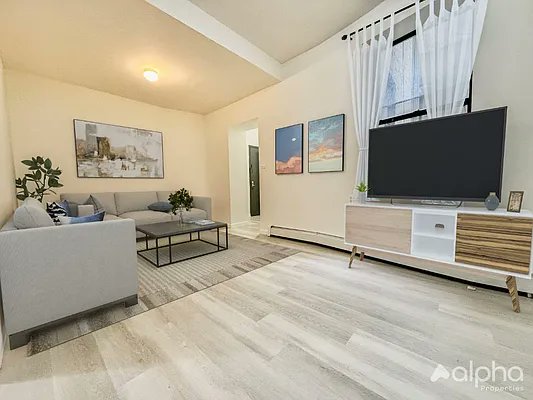 AlphaProNYC's tweet photo. Welcome home to your beautifully renovated apt in the heart of the Lower East Side!
Modern kitchen w/ Stainless Steel appliances,  cabinets, ample closets.
Surrounded by the best bars, restaurants, galleries &amp; shops the LES has to offer.
Great proximity to the F, M, J, Z https://t.co/f2dQ53ISKY