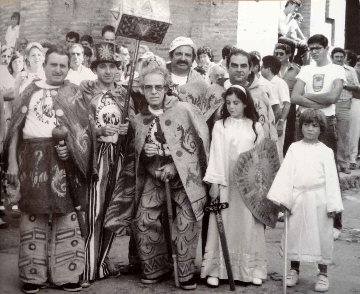 Ens fa il·lusió participar, aquest dissabte, en l’homenatge que li han preparat a Sitges a en Lambert Gràcia i Garcia. Conegut per tots com a ‘Gari’, va ser membre de la <a href="/Colla_Vella_Stg/">Ball de Diables de Sitges Colla Vella</a> durant 45 anys.  🙌🔥
📸 Sortida d’Ofici de 1983. (Arxiu <a href="/sebasitges/">Sebasitges</a>)
#SPRibes
#BallDeDiables