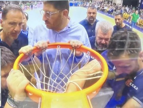 Maria_aok's tweet photo. @harris_stavrou Η σωστή η φωτογραφία 😂 https://t.co/J11uw0ykSY