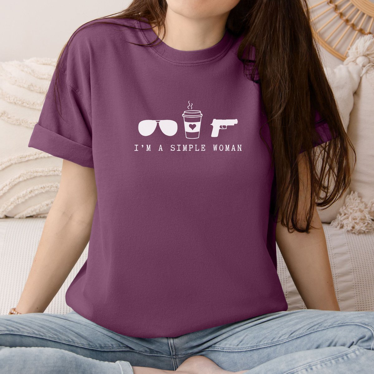 Keeping it simple never looked so good ✨ Our ‘Simple Girl’ tee is all about easy, effortless style with a touch of attitude. Pair it with your favorite jeans or a leather jacket, and you’re good to go. Whether you’re running errands or just chilling, this tee’s got your back!