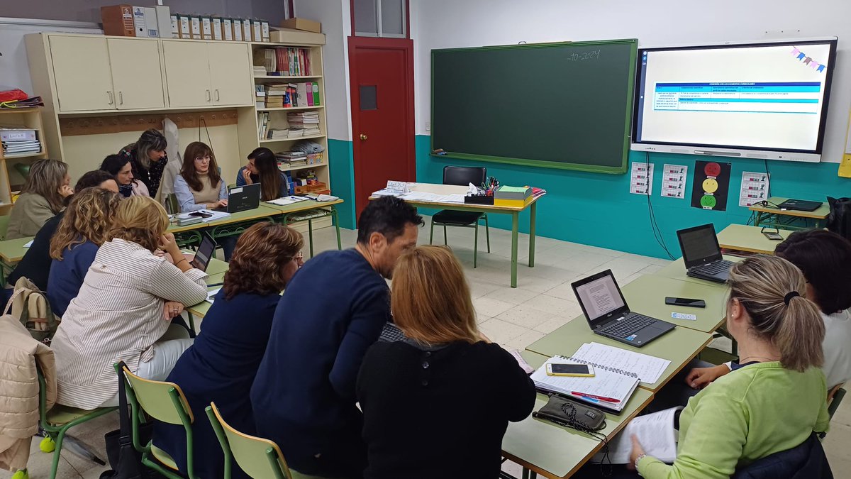 CeipLazarillo's tweet photo. Este curso seguimos formándonos en ABP como estrategia metodológica de programación. Esta vez de la mano de @Verónica Amaro Bermejo. 
Los niños construyendo, de forma colaborativa,su propio aprendizaje.👫 https://t.co/ynMUyRzLkb