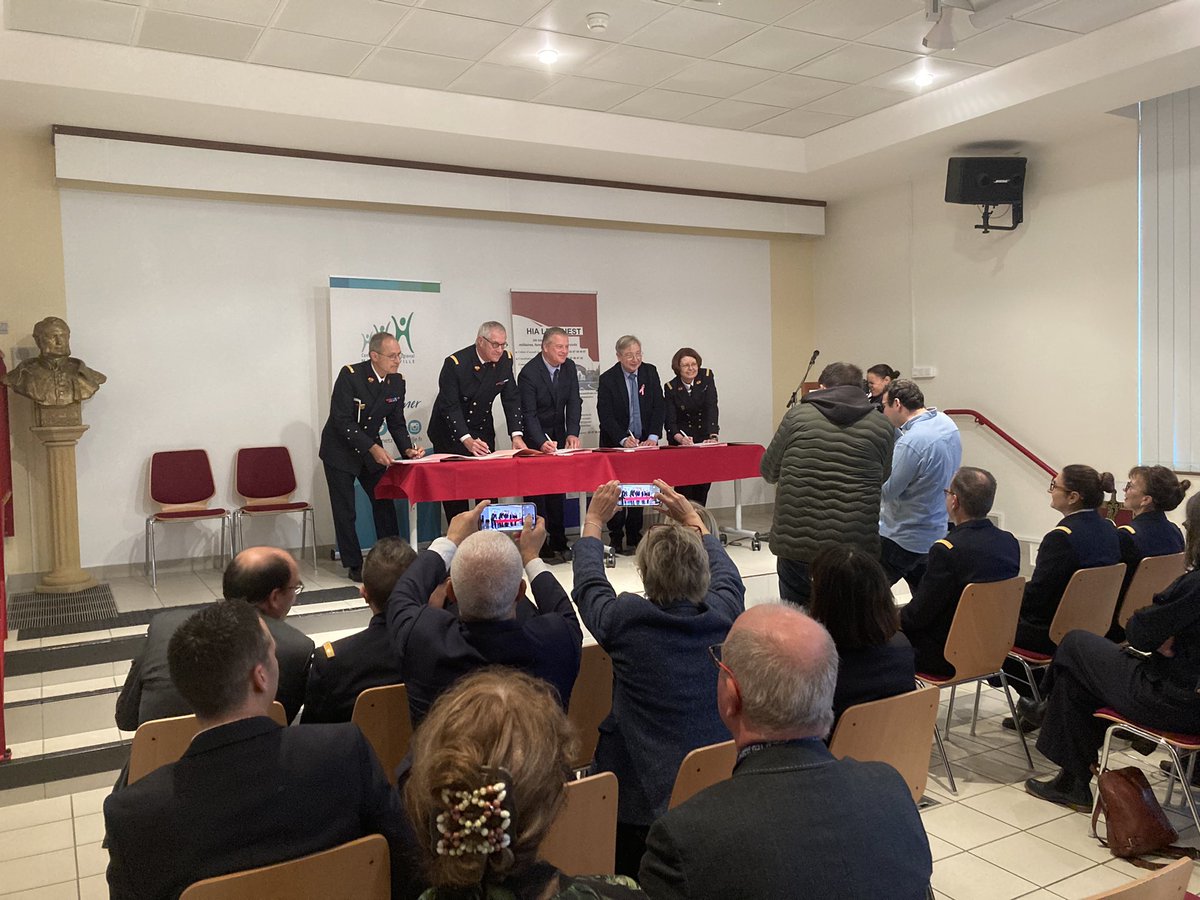 [Mise en place d’un pôle civilo-militaire de réadaptation : signature d’une convention actant la phase 2]

🎯 Implantation au sein de l’HRIA Legouest des 23 lits de SMR restants de l’Hôpital Félix Maréchal (CHR MT), autour d’un projet médico-soignant de haut niveau.