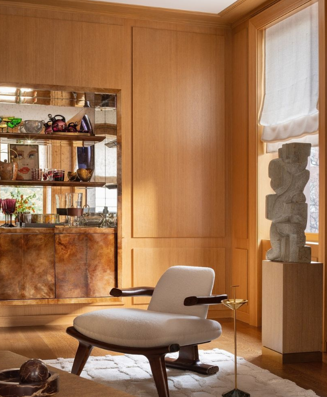 🇬🇧 A journey through timeless elegance with neutral armchairs. The first design by Rees Roberts Partners and the last by Son Design, with two stunning creations from BRABBU in between. Swipe through and find your favorite calm corner!