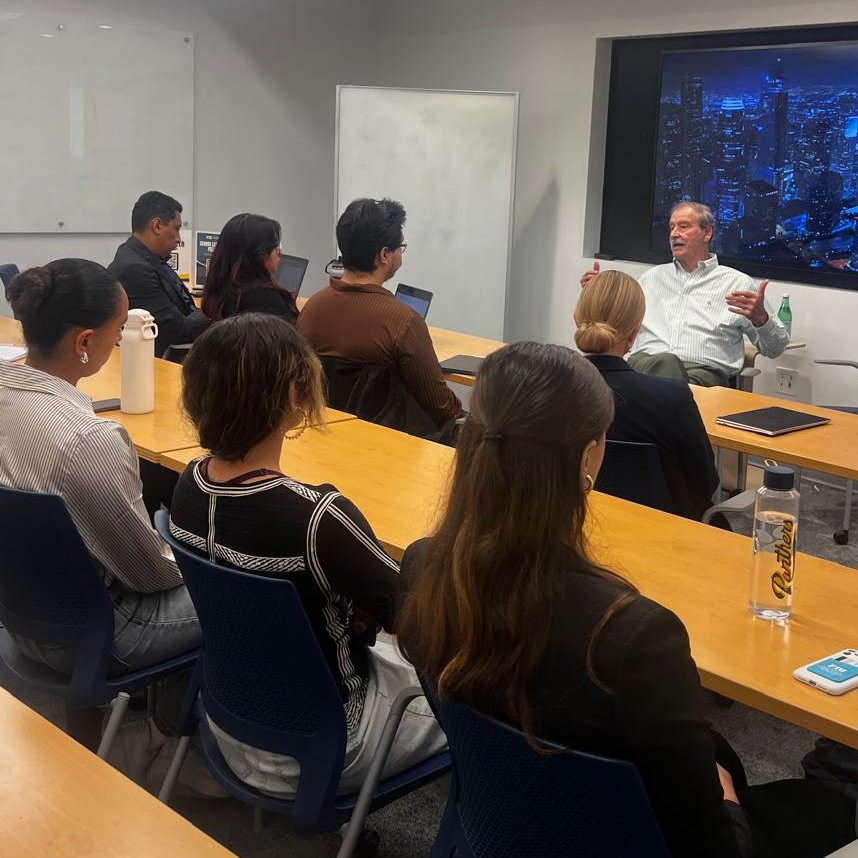 VicenteFoxQue's tweet photo. Hoy inicié mi primer cátedra en la Universidad Internacional de Florida, donde tuve el honor de compartir con un selecto grupo de estudiantes el cómo 'Llegar a la presidencia después de 70 años del mismo sistema'. Les compartí como rompimos un ciclo de estancamiento en el año 2000, mediante la construcción de instituciones sólidas y participación ciudadana.

En el año 2000, le dimos la vuelta a México gracias a esas bases, pero hoy enfrentamos incertidumbre que amenaza la inversión extranjera. 

Es vital recordarles a las nuevas generaciones que la participación ciudadana, junto con instituciones fuertes, son clave para mantener nuestra democracia.

Durante nuestra charla, discutimos el verdadero espíritu de servicio en la política, que se manifiesta en nuestra capacidad de escuchar y aprender con objetividad, especialmente en tiempos de crisis. La educación es nuestra luz para superar los retos, y a través del conocimiento y la superación personal, podemos empoderar a otros y generar un impacto real.

Al final, el verdadero liderazgo no es solo alcanzar el poder, sino transformarlo en un instrumento al servicio de todos.