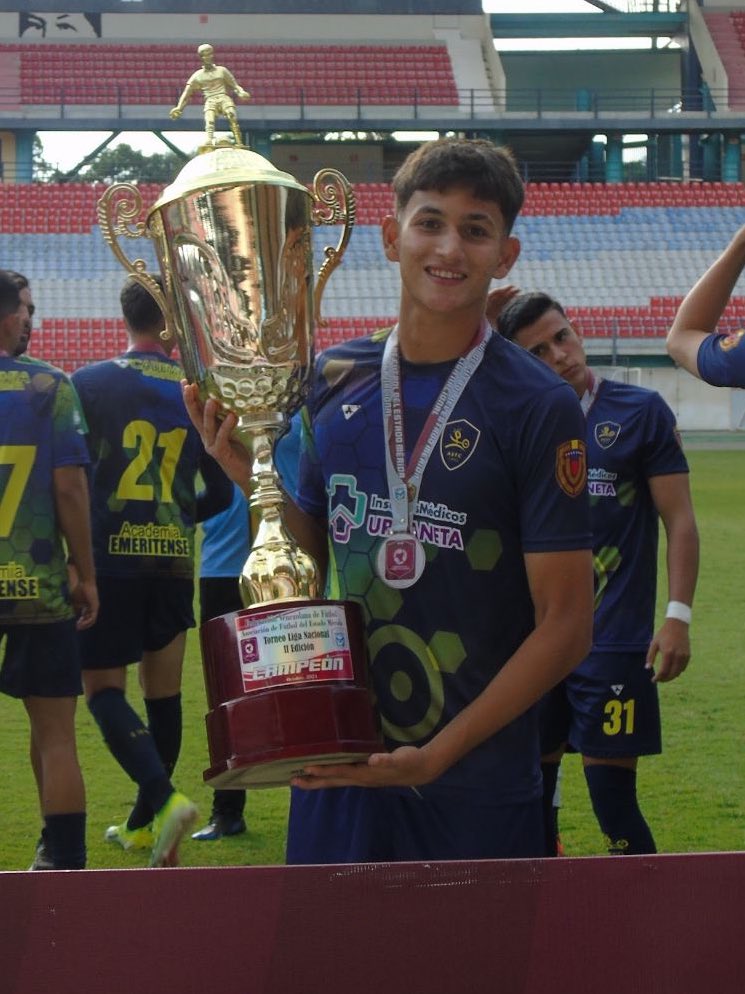 5 years ago, I asked professional players &amp; coaches I interviewed for ‘Red Wine &amp; Arepas’ to sign a shirt.

A 12yo Mathias Paez Yepes wanted to sign it. I let him. Now 17, he’s just scored in the regional third division final after plenty of goals in MLS Next Pro. En route. 🗺️