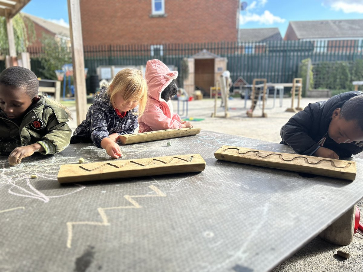 We’ve been busy mark making with chalk in the sunshine this week. 〰️✍️#BGEYFS #BGWriting