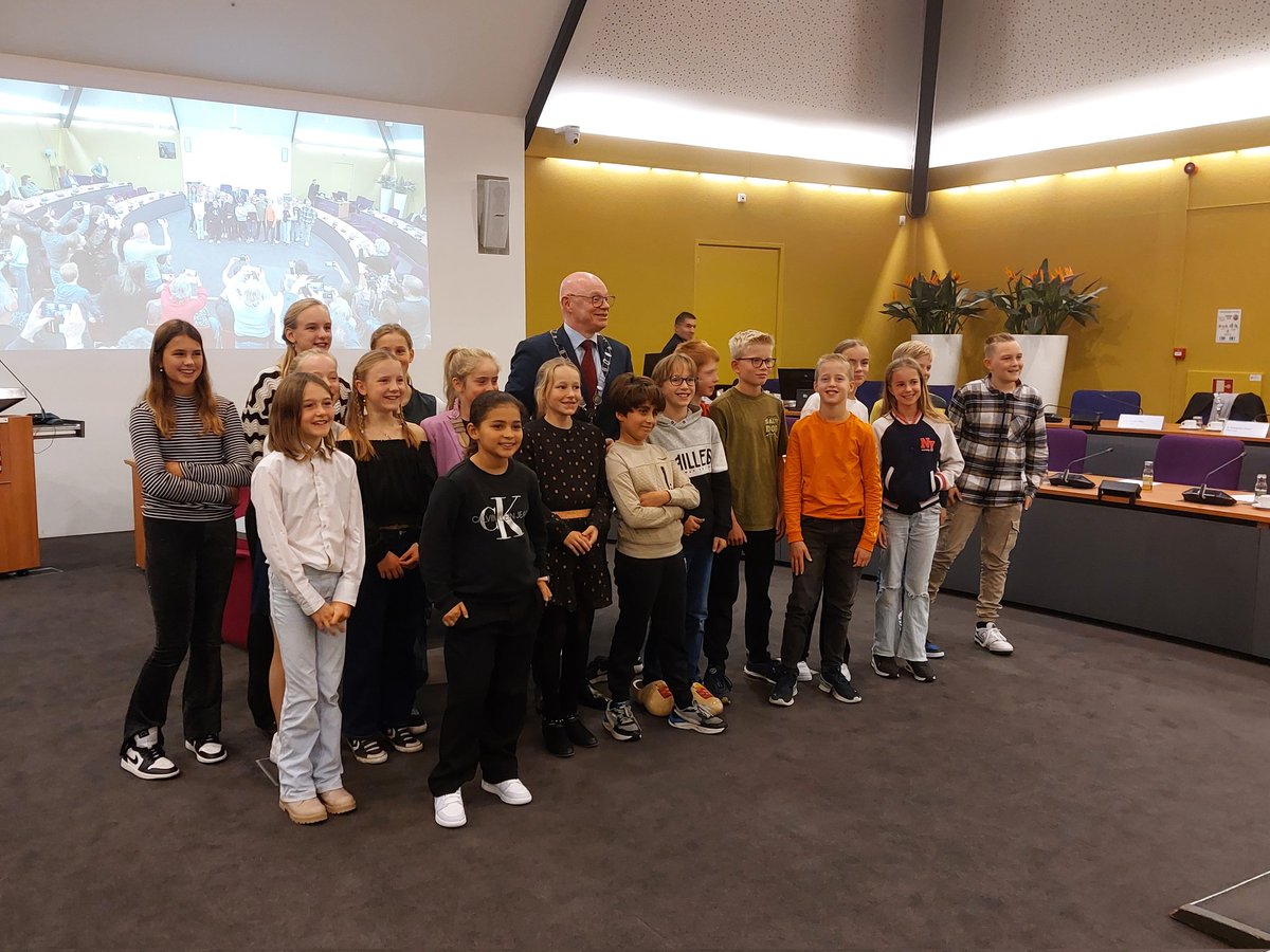 Kinderraad @gemhouten met burgemeester <a href="/GilbertIsabella/">Gilbert Isabella</a> en griffier <a href="/CharlotteVisser/">Charlotte Visser</a> geïnstalleerd onder belangstelling van familie en vrienden. Mooie manier voor toekomstige kiezers om te proeven van  raadslidmaatschap door zich in te zetten voor het algemeen belang.