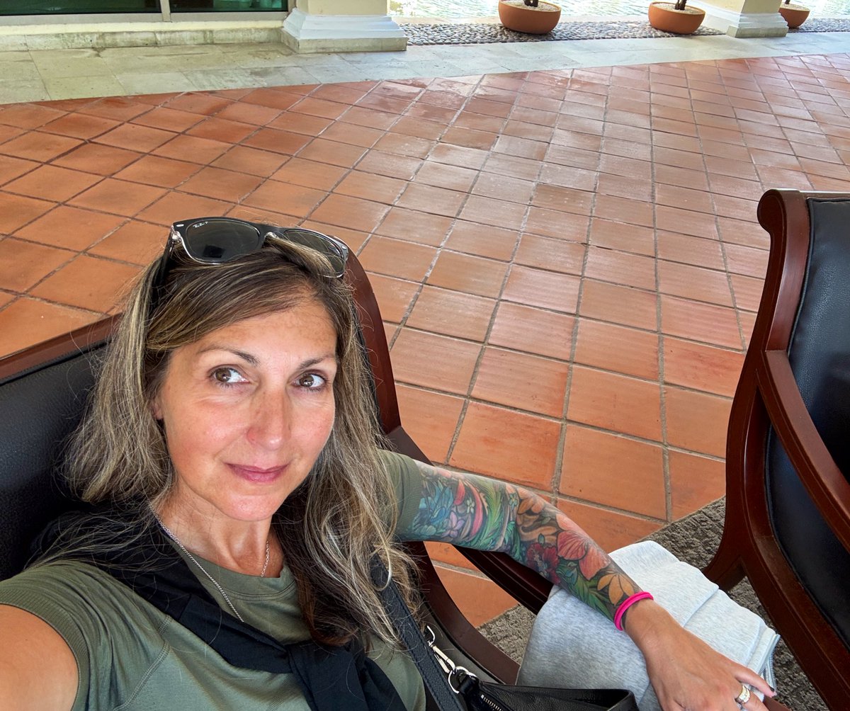 BeyondThePost's tweet photo. Managed to get away for a bit. Got my nails done ‘Halloweeny.’ It’s time to get back to reality though! – There really IS, no place like home. #refueled👮🏽 https://t.co/Aow6qNPkcX