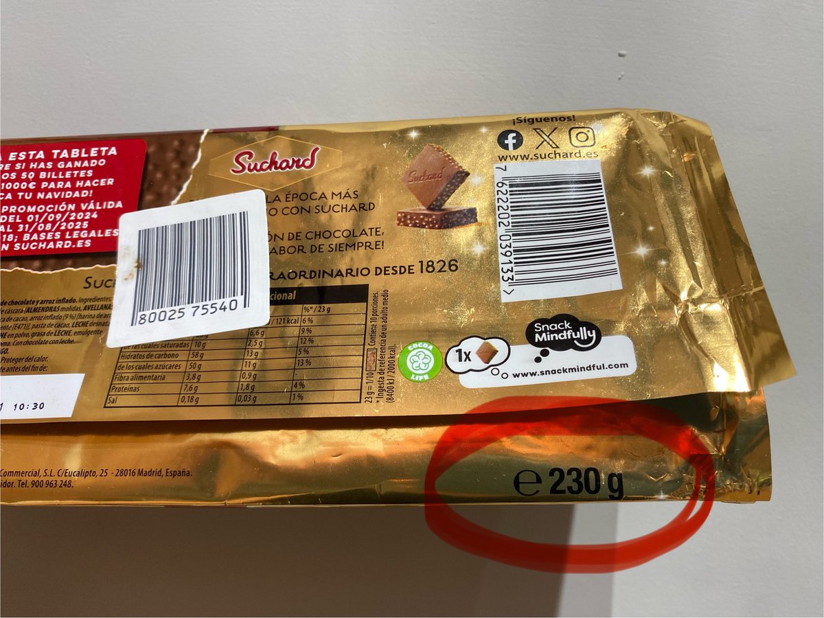 hlennna's tweet photo. Indignación máxima @Suchard_ES : ¿Más caro que nunca, más pequeño que nunca? Sin avisar, de 260gr a 230gr, casi un 12%⬇️. Y el precio 🟰 o ⬆️ al año pasado, alrededor de los 4€. @consumidores https://t.co/ghdxckQSO5
