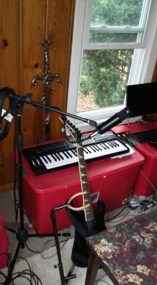 KonSlayer_GW's tweet photo. This just popped up in my FB memories. My first studio set up. This had to be the most uncomfortable way to work.. I didn't even have a computer desk.
#Humblebeginnings #firststudio https://t.co/nyiKl1xQYi
