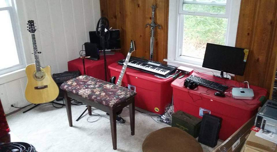 KonSlayer_GW's tweet photo. This just popped up in my FB memories. My first studio set up. This had to be the most uncomfortable way to work.. I didn't even have a computer desk.
#Humblebeginnings #firststudio https://t.co/nyiKl1xQYi
