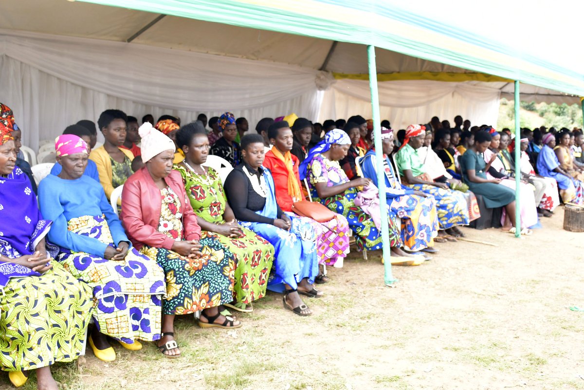 rulindodistrict's tweet image. Guverineri @gahundemaurice yaasabye abaturage bo mu Murenge wa #Kisaro gushyira imbaraga mu gukumira amakimbirane mu miryango, kwita ku burere bw'abana, gutanga amakuru ku basambanya abangavu kugira ngo bakurikiranwe, kwibumbira mu matsinda y'iterambere no kuzigama muri Ejo Heza