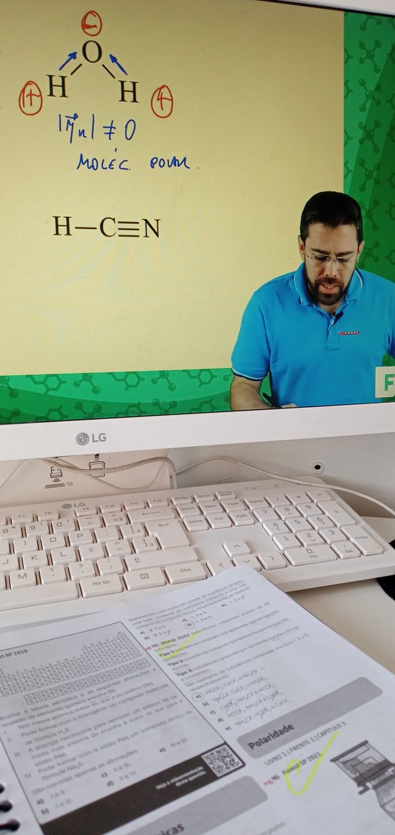 petulniaa's tweet image. aulinha de química com o michel 🧪📚