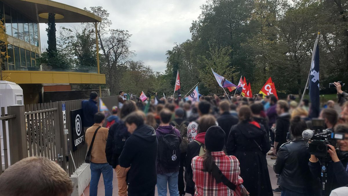 Les salarié-es d'Ubisoft débutent 3 jours de grève aujourd'hui pour les salaires, avec des piquets dans différents studios.
Ci dessous, le rassemblement devant le siège avec prises de paroles des différentes orgas syndicales