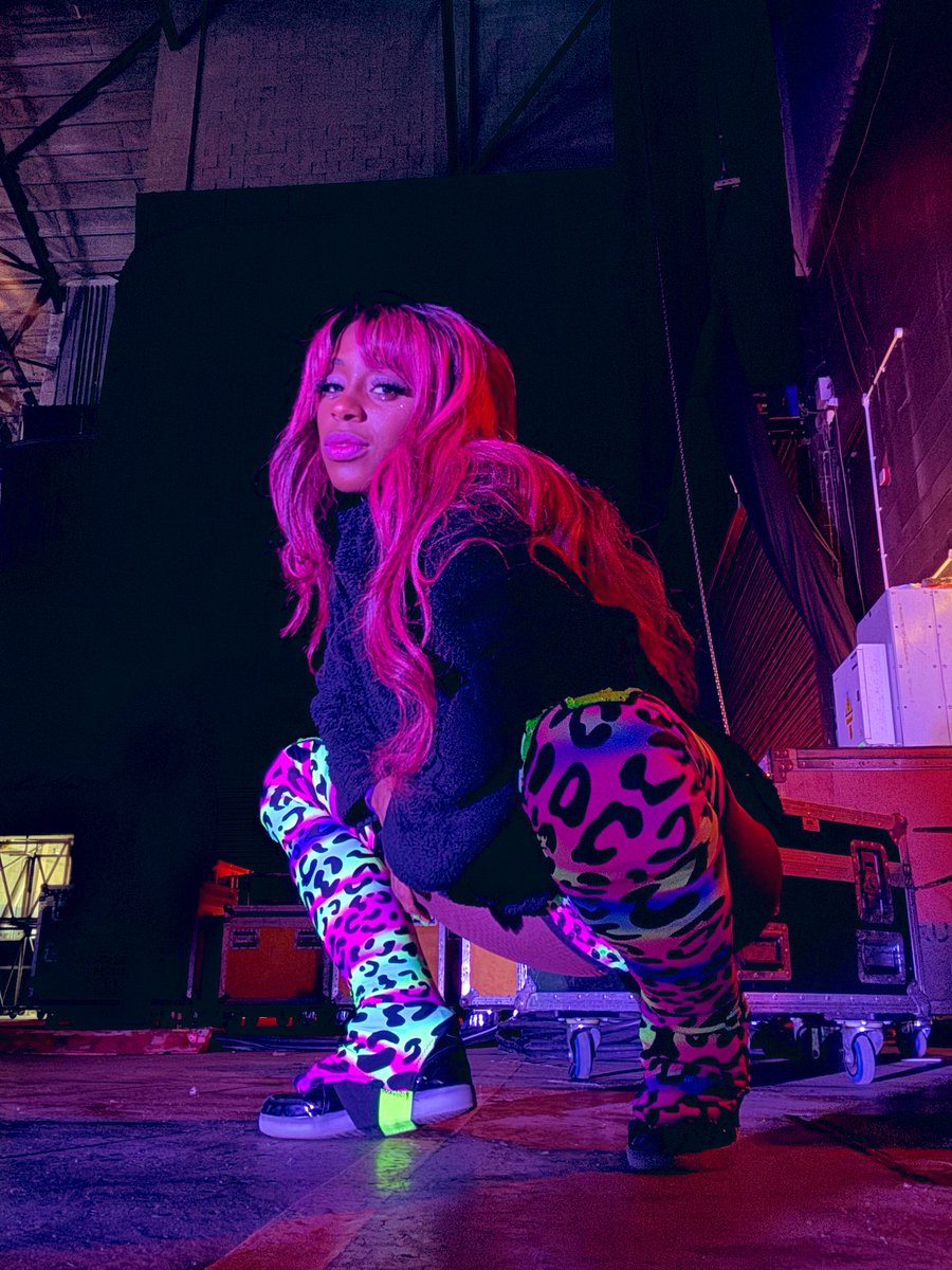 #WWENewcastle 🩷 #glowbal 💚