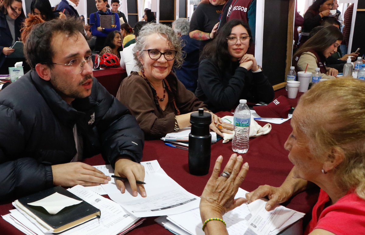 En compañía de las y los secretarios del <a href="/GobCDMX/">Gobierno de la Ciudad de México</a>, realizamos la segunda jornada de Zócalo de Gobierno Ciudadano, en donde atendimos, de forma personal, cada una de las peticiones y solicitudes. 

¡Este Gobierno es por y para el pueblo! 

#ClaraJefaDeGobierno