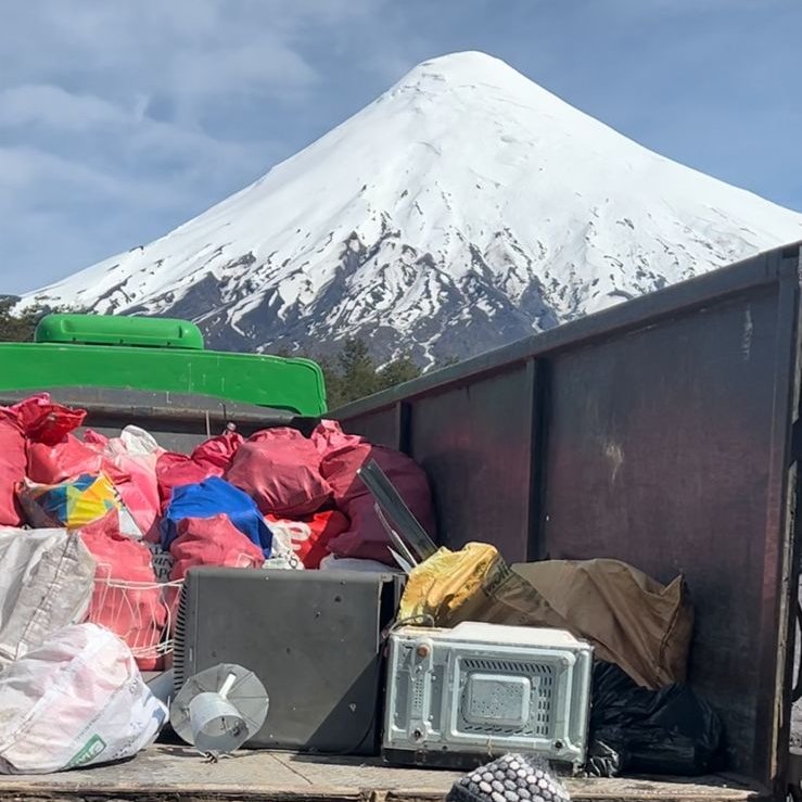 muniptovaras's tweet photo. ♻️ En #LagoTodosLosSantos recolectamos vidrio desde las localidades de #Peulla #PlayaBlanca #Huilin y #Petrohué.
En 2024, recuperamos +3 TN de vidrio desde los hogares del lago para reutilizarlos y evitar su disposición final en Relleno Sanitario La Laja o el ecosistema local. https://t.co/g2VZCd4jFT