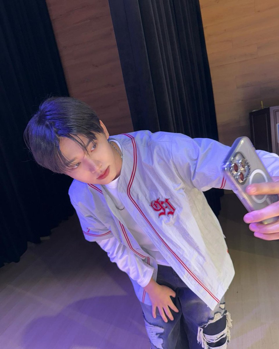 OMEGAXBR's tweet photo. 🐏 | 14.10.24 OXGRAM (hyuk.71) 

"outono🍂"
🔗https://t.co/sl93SiRmxw 

#OMEGA_X #오메가엑스
#혁 #HYUK https://t.co/F1yVZFEVDs