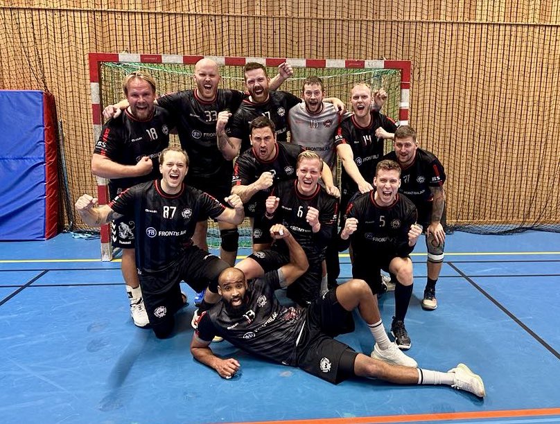 cafelillanhf's tweet photo. Fin seger ikväll på bortaplan mot tuffa antagonisten @Savedalens_hk med 27-22! Vi kämpar på🆑🖤 https://t.co/l6lfdBL6Sn
