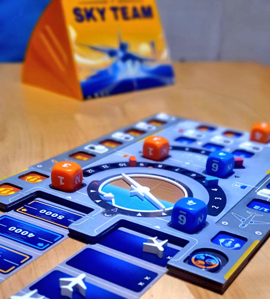 Heute kam #SkyTeam auf den Tisch, welches zum #SpielDesJahres 2024 gekürt wurde. Es ist ein 2 Spieler-Spiel. Das Flugteam waren Mann und Junior. Sie haben die Mission geschafft und das Flugzeug erdolgreich gelandet.  #JedenTagEinSpiel