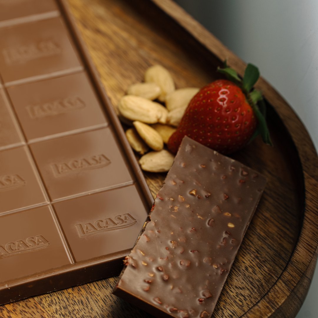 Nuestra irresistibe tableta Solidaria de chocolate con leche, fresa y almendra troceada 🩷 No olvides que UNA TABLETA, UNA DONACIÓN #LacasaSolidaria